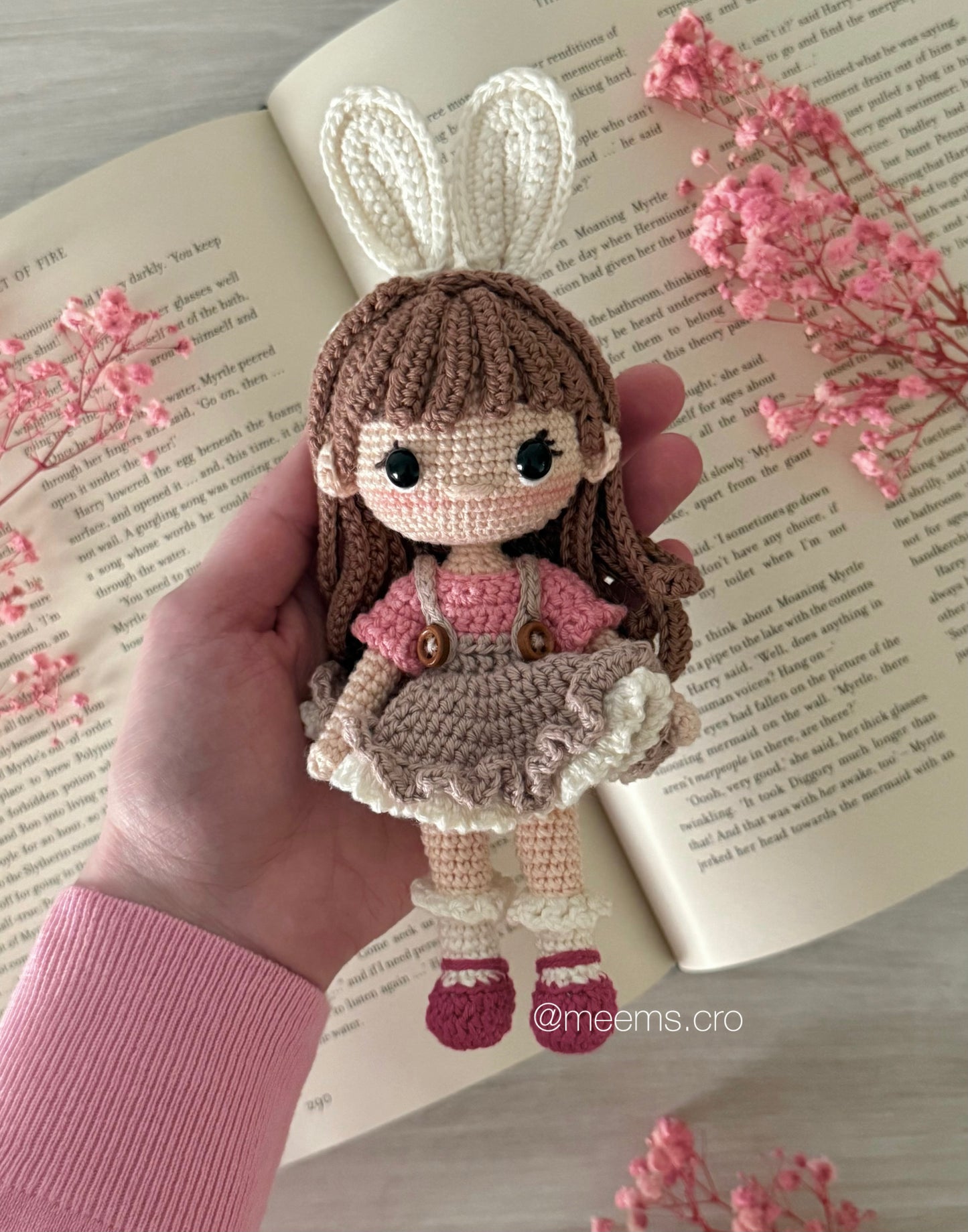 Roby the rabbit girl